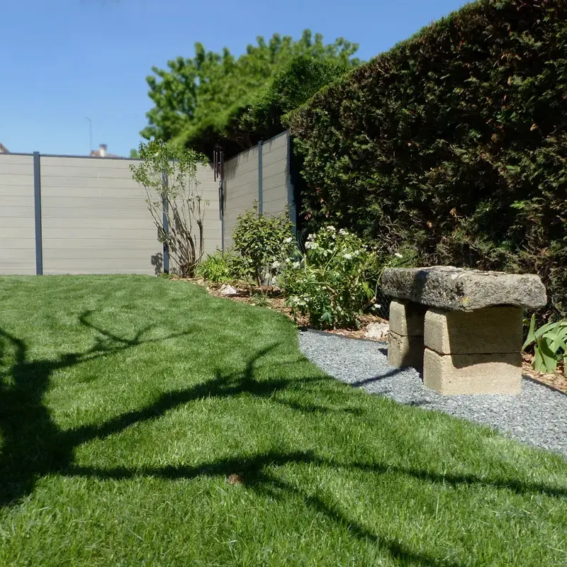 Integration d'un banc en pierre et refection d'un jardin à Dijon