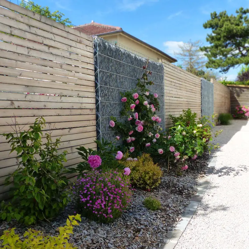 Clôture en bois et en gabion