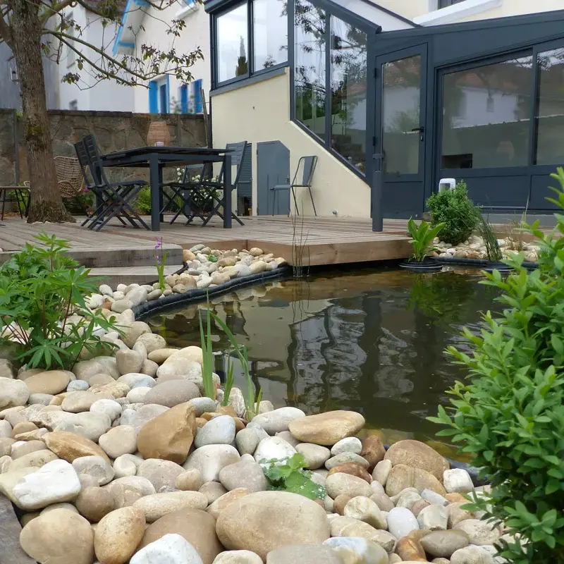 Jardin aquatique en bourgogne et terrasse bois ombragee