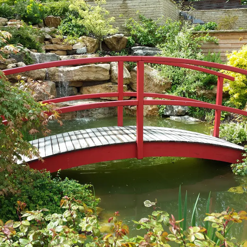 Pont bois survolant bassin cascade