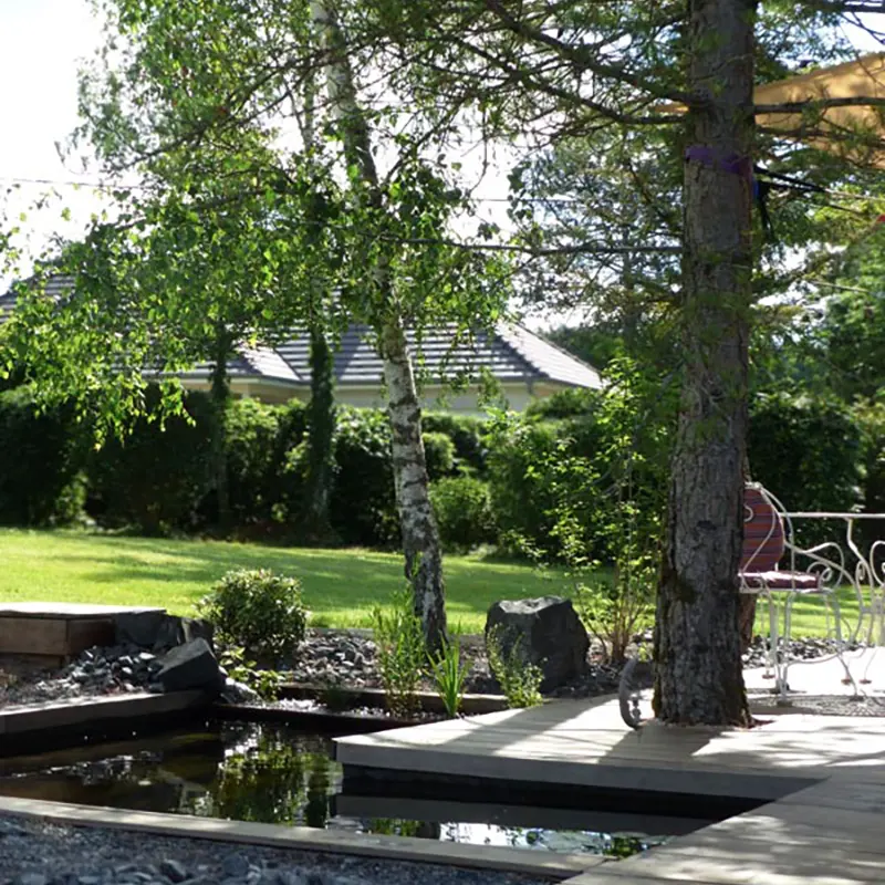 Terrasse en bois entouree d'un bassin