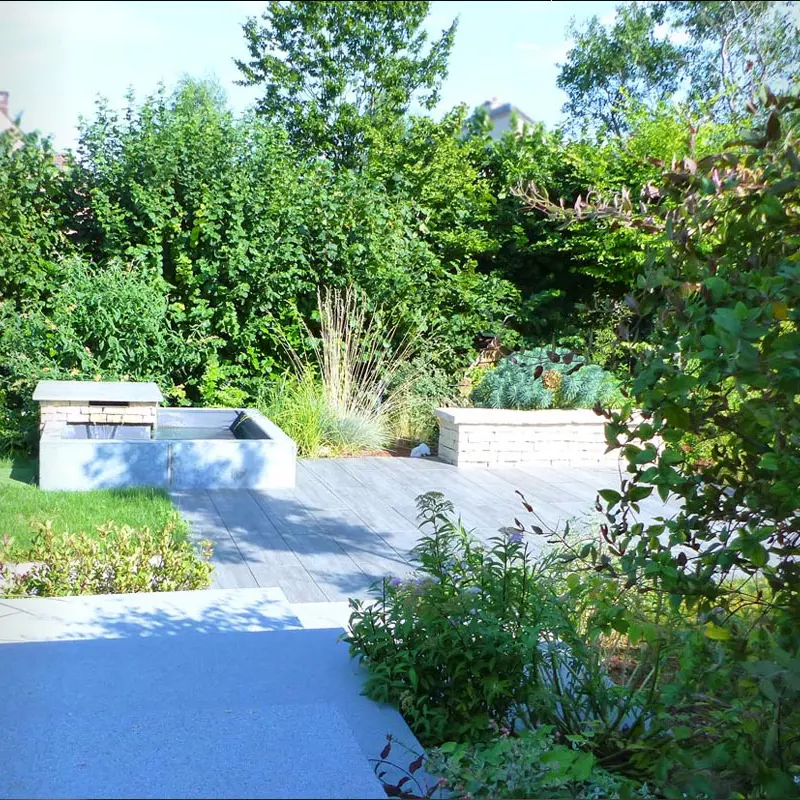 Terrasse et jardin aquatique en Bourgogne