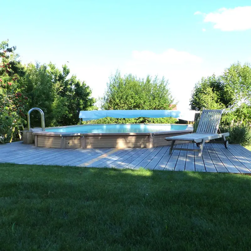 Piscine aux abords fleuris au coeur de ville