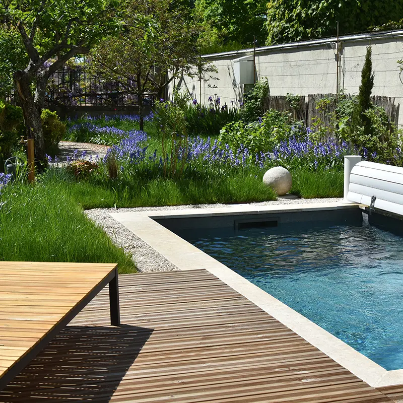 Piscine aux abords fleuris au coeur de ville