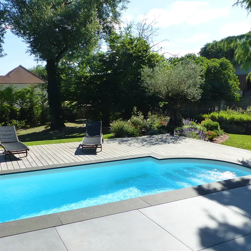 Piscine margelles grises plage bois