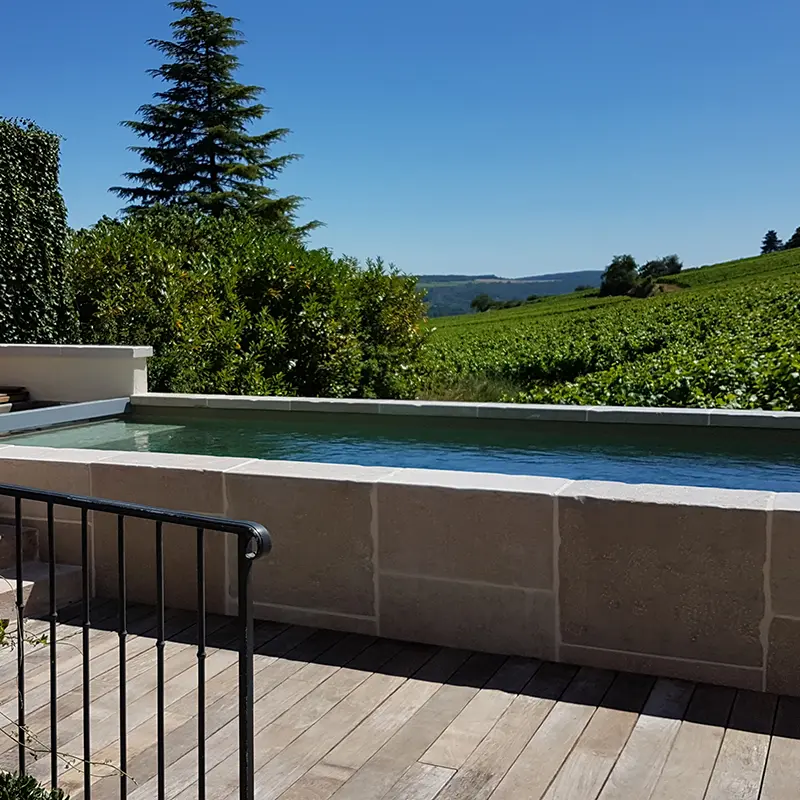 Piscine sur cave pierre vieillie