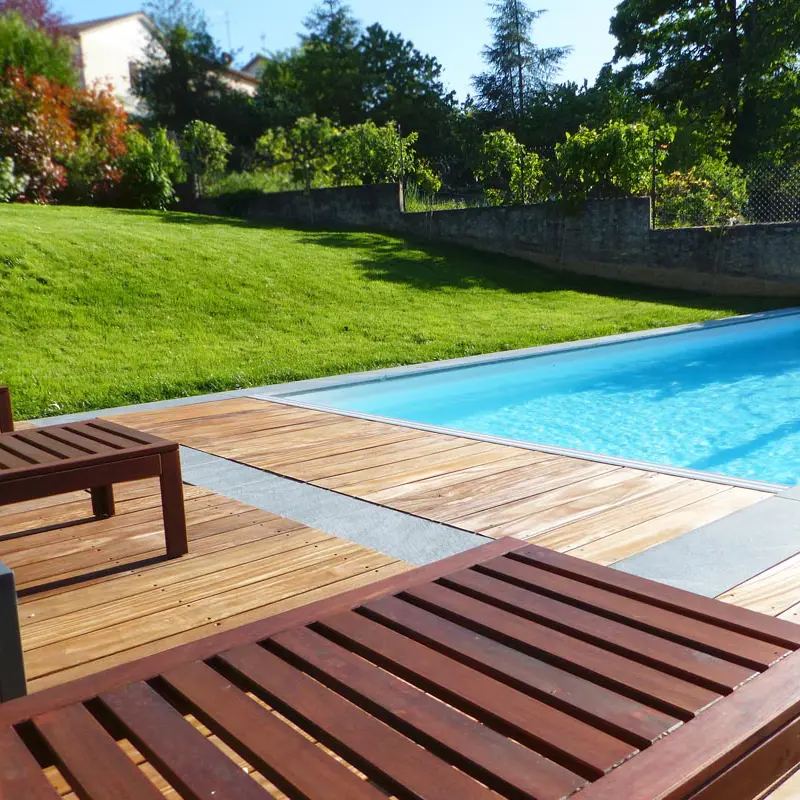 Plage piscine bois margelles gres cerame