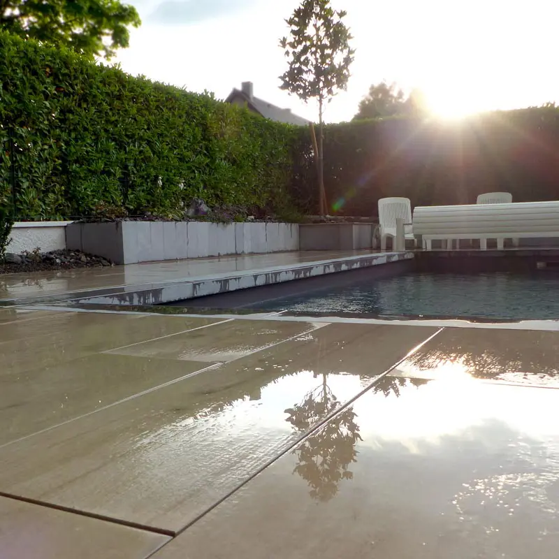 Plage piscine gres cerame bois