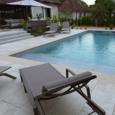 UN ILOT PISCINE INTÉGRÉ AU JARDIN