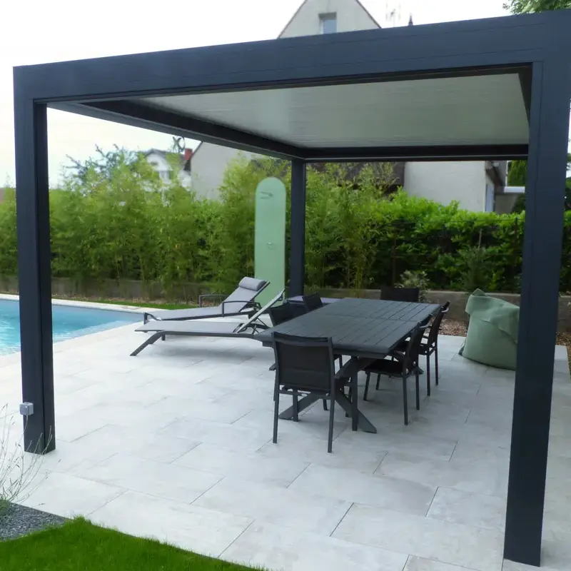 Pergola bioclimatique en bord de piscine