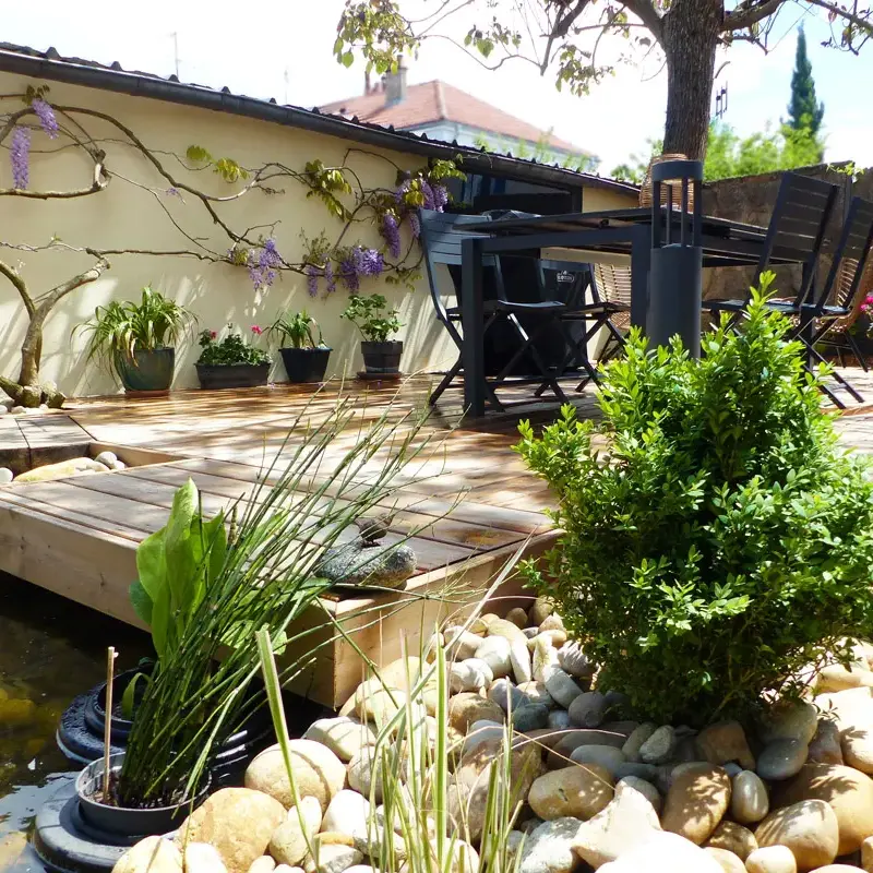 Terrasse avancee sur l'eau et jardin intimiste à Dijon