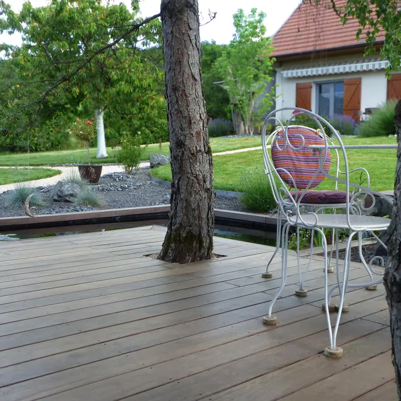 Terrasse en bois dans la campagne bourguignonne