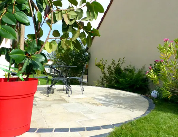 Terrasse ronde en pierre