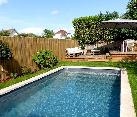 Aménagement de jardin autour d'une piscine